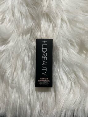 HUDA BEAUTY Luminous Matte Liquid Concealer - Black with Pink Accents